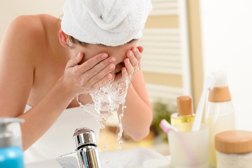 lavar rostro con agua fría