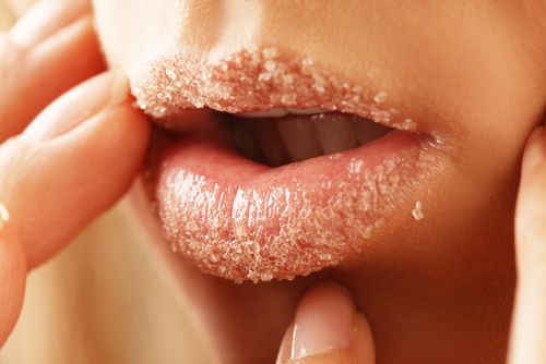labios de mujer con azúcar