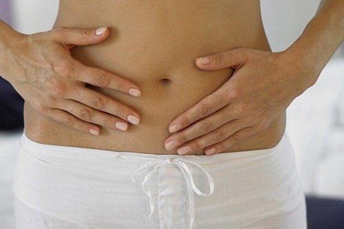 Mujer con indigestion estomacal